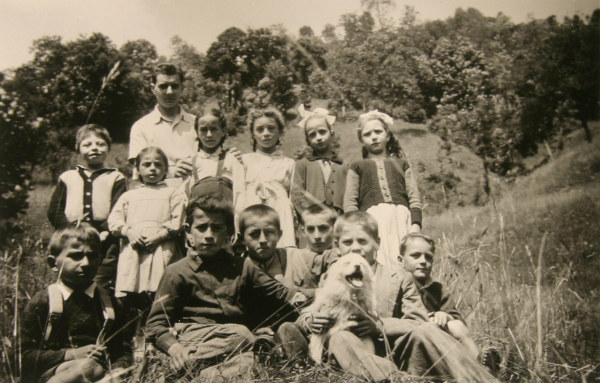 Sergio Arneodo e la sua scolaresca nel 1947
